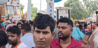 शिकारपुर भारत पेट्रोलियम पर पेट्रोल-डीजल के लिए भीड़:किल्लत की अफवाह से उमड़ी भीड़, लोगों ने जताई नाराजगी