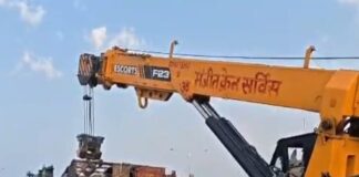 सांड से टकराकर डीसीएम पलटी:अयोध्या-बस्ती हाईवे पर हादसा, चालक-खलासी को मामूली चोटें