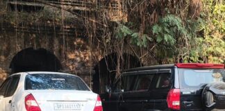 नौतनवा पीएचसी परिसर बना टैक्सी स्टैंड:मरीजों, स्टाफ को आवाजाही में हो रही परेशानी