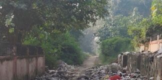 गिलौला ब्लॉक-सीएचसी मार्ग पर कूड़े का ढेर:दुर्गंध से मरीज-राहगीर परेशान, संक्रामक बीमारियों का खतरा बढ़ा