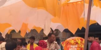 उत्तर प्रदेश ग्रामीण बैंक ने किया विशाल भंडारे का आयोजन:चौथे बड़े मंगलवार पर कैसरगंज शाखा ने हजारों भक्तों को परोसा प्रसाद