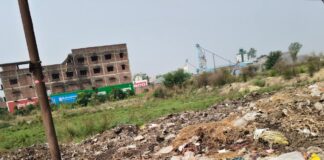बस्ती में कचरा जमाव से बीमारियों का खतरा:नवीन मंडी के सामने सड़क पर राहगीर और स्थानीय निवासी परेशान