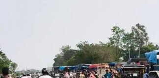 निचलौल में पेट्रोल-डीजल की कमी से लोग परेशान:नो-स्टॉक के बोर्ड देख लौटे वाहन चालक, पंपों पर लंबी कतारें