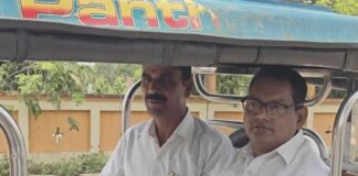 महराजगंज में सदर विधायक ई-रिक्शा से जिला मुख्यालय पहुंचे:ऊर्जा संरक्षण और वैश्विक तेल संकट पर दिया जागरूकता संदेश