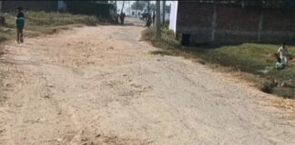 लटिया-वासा चक मार्ग क्षतिग्रस्त होने से राहगीर परेशान:15 साल से मरम्मत न होने पर समस्या, जर्जर मार्ग की तत्काल मरम्मत कराने की मांग