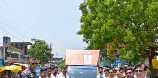 दैनिक भास्कर की प्रचार वैन रवाना:नगर पंचायत अध्यक्ष प्रतिनिधि- सभासद ने दिखाई हरी झंडी; पंचायतों में प्रधान रेटिंग अभियान के बारे में बताएंगे
