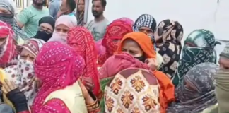 सफाई कर्मचारियों ने अवकाश न मिलने और वेतन काटौती को लेकर किया प्रदर्शन