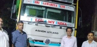फरेंदा में सागौन लकड़ी से लदा डीसीएम पकड़ा:वैध दस्तावेज न मिलने पर वाहन सीज, तस्करों में हड़कंप