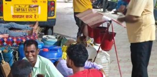 सिंदुरिया में डीजल का संकट:धान की बुवाई के समय पेट्रोल पंपों पर कतारें, रातभर जागने को मजबूर किसान