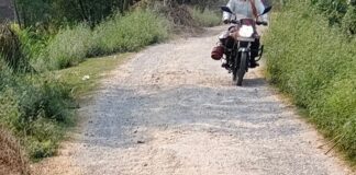 निचलौल का कमता-हेवती मार्ग क्षतिग्रस्त:आवाजाही बाधित, ग्रामीण-राहगीर परेशान; बारिश में बढ़ रही दुर्घटनाएं