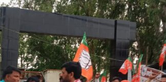 असम-बंगाल चुनाव में BJP को प्रचंड बहुमत:बस्ती के कुदरहा में भाजपाइयों ने मिठाई खिलाकर मनाई जीत की खुशी