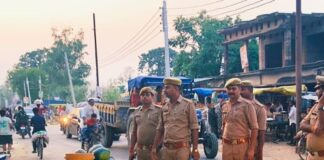 श्रावस्ती में यातायात सुगम बनाने को अभियान:सड़क किनारे से ठेले, रेहड़ी और दुकानें हटाई गईं; दोबारा कब्जा न करने की चेतावनी दी