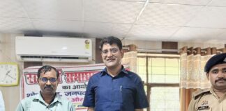 जनगणना प्रेरणा गीत ‘जनगणना बा विकास के आधार’ का विमोचन:एसडीएम, सीओ और तहसीलदार ने अनिरुद्ध मौर्य के गीत को सराहा