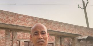 11KV लाइन घर के ऊपर, विभाग ने मांगे डेढ़ लाख:वैष्णोपुर में बुजुर्ग परिवार दो साल से छत नहीं डाल पाया