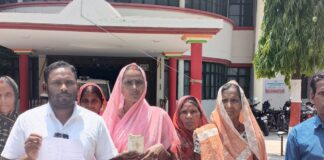 ग्रामीणों ने कोटेदार पर राशन वितरण में अनियमितता का आरोप:डीएम को ज्ञापन सौंपा, कोटेदार ने आरोपों को निराधार बताया