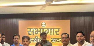 महाराजगंज में सदर विधायक ने माता-पिता को सौंपे चेक:5 और 4 साल के बच्चों की तालाब में डूबने से हुई थी मौत