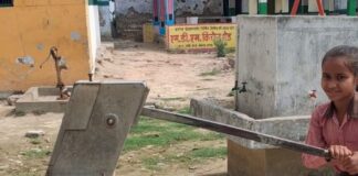 परोई प्राथमिक विद्यालय का हैंडपंप सूखा:बच्चों को पेयजल संकट, अभिभावकों ने की मरम्मत की मांग