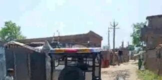 बारिश में दलदल बनी की सड़क:भारी के ग्रामीणों और स्कूली बच्चों का निकलना हुआ मुश्किल