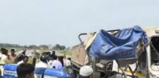 महराजगंज में ट्रेलर और ट्रैक्टर की आमने-सामने की टक्कर, मौत:दो अन्य घायल, चालक फरार; पुलिस ने शव को पोस्टमॉर्टम के लिए भेजा