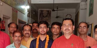 प्रिंस राव ने 12वीं में किया जिला टॉप:बस्ती में बोला- डॉक्टर बनकर समाज सेवा करना चाहता हूं