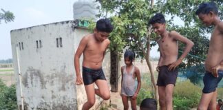 बस्ती में बच्चों ने ट्रैक्टर-ट्रॉली को बनाया स्विमिंग पूल:41 डिग्री तापमान में गर्मी से राहत पाने का अनोखा तरीका