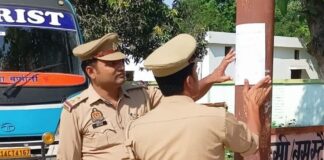 सिसवा में वांछित अभियुक्त के खिलाफ कार्रवाई:डुग्गी मुनादी कर 82 सीआरपीसी का नोटिस चस्पा