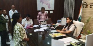 जिलाधिकारी ने जनता दर्शन में सुनीं शिकायतें, सम्बन्धित अधिकारियों को निस्तारण के दिये निर्देश