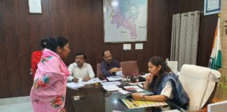 जिलाधिकारी ने जनता दर्शन में सुनीं शिकायतें, सम्बन्धित अधिकारियों को निस्तारण के दिये निर्देश