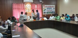 कवियों ने अपने साहित्यों से बांधा समा, तालियों की गड़गड़ाहट से गूंजा तहसील सभागार श्रावस्ती। हिन्दी पत्रकारिता दिवस के अवसर पर तहसील भिनगा में पत्रकार गोष्ठी एवं सम्मान समारोह का आयोजन किया गया। कार्यक्रम के मुख्य अतिथि पूर्व मंत्री/जिला पंचायत अध्यक्ष दद्दन मिश्रा व विशिष्ट अतिथि विधायक भिनगा श्रीमती इंद्राणी वर्मा, उत्तर प्रदेश व्यापार मंडल संगठन अध्यक्ष सुभाष सत्या एवं जिला पंचायत सदस्य अशोक यादव रहे। मुख्य अतिथि व विशिष्ट अतिथियों ने कार्यक्रम की शुरुआत दीप प्रज्वलित व मां सरस्वती जी के चित्र पर माल्यार्पण कर किया। पत्रकारों ने अतिथियों का माल्यार्पण कर व राम दरबार, भगवान बुद्ध का चित्र व अंगवस्त्र भेंट कर स्वागत किया। मुख्य अतिथि ने लोगों को संबोधित करते हुए कहा कि पत्रकारिता कोई व्यवसाय नही है बल्कि एक समाज सेवा का पुण्य का कार्य है। उन्होंने कहा कि कार्यपालिका, विधायका व न्याय पालिका के बाद पत्रकारिता ही राष्ट्र का मजबूत स्तंभ है इस लिए लोग इसे लोकतंत्र का चौथा स्तंभ मानते है। सरकार की जनकल्याणकारी नीतियों को जो हम गरीब पिछड़े, वंचित, दलित तक नही पहुँचा पाते वह कार्य पत्रकार पूरा करता है। उन्होंने कोरोना काल का जिक्र करते हुए कहा कि जब पूरा देश लॉक डाउन से जूझ रहा था उस समय निडरता के साथ पत्रकार अपने घरों से निकलकर अपनी जिम्मेदारियां बखूबी निभा रहा था। साथ ही उन्होंने दक्षिण अफ्रीका के एक पोस्ट का जिक्र करते हुए कहा कि एक तरफ मासूम बच्ची पड़ी थी वहीं दूसरी तरफ एक गिद्ध उस मासूम बच्ची के मरने का इंतजार कर रहा था उन्होंने उस फोटो को ट्यूट करके वाह वाही लूटी परंतु उस व्यक्ति ने अपने मानवता धर्म का पालन नही किया। वही विशिष्ट अतिथि के रूप में मौजूद भिनगा विधायक श्रीमती इंद्राणी वर्मा ने इस बात पर खेद प्रकट किया कि जहाँ सरकार महिलाओं के सशक्तिकरण की बात करती है परंतु इस सभागार में एक भी महिला पत्रकार नजर नही आ रही है जबकि महिलाओं को भी बढ़ चढ़कर पत्रकारिता के क्षेत्र में आगे बढ़ना चाहिए। कार्यक्रम के शुभारंभ में कवियों ने अपनी रचना को पढ़कर लोगों को ताली बजाने पर मजबूर कर दिया। वहीं उत्त्तर प्रदेश व्यापार मंडल संगठन जिलाध्यक्ष सुभाष सत्या ने हिंदी पत्रकारिता दिवस के अवसर पर सभी पत्रकारों को अपनी शुभकामनाएं देते हुए कहा कि पत्रकार अपनी लेखनी को कमजोर न होने दें अगर शासन या प्रशासन के विरुद्ध कोई खबर प्रकाशित होती है तो उसको संज्ञान में लेकर अधिकारियों को उसकी कमी को दूर करना चाहिए। वही परियोजना निदेशक अश्वनी कुमार सोनकर ने कहा कि हिंदी पत्रकारिता दिवस पर आयोजित कार्यक्रम में आकर मुझे ऐसा लगा कि मैं श्रावस्ती जिले में हूँ जहां ऐसे हुनर कवि व समाज को आइना दिखाने वाले पत्रकार है जिन्होंने ऐसे आयोजन कर समाज में एक संदेश देने का काम किया है जिससे श्रावस्ती जिला साक्षरता की ओर बढ़ेगा। उन्होंने भगवान बुद्ध का उदाहरण देते हुए कहा की जिन्होंने 14 वर्ष यहां तपस्या कर लोगों को ज्ञान दिया परंतु शिक्षा के क्षेत्र में आज भी श्रावस्ती काफी पिछड़ा हुआ है। उन्होंने अपील की कि सरकार की जनकल्याणकारी योजनाओं को आप सभी पत्रकार जन जन तक पहुंचाए उन्होंने कहा कि जिले में अभी भी बहुत ऐसे गरीब, असहाय परिवार है जिनके सर पर छत नही है उन्हें प्रशासन की जानकारी में लाने का काम करे जिससे उन गरीब परिवार तक सरकार की योजनाएं पहुंच सके। इस अवसर पर कार्यक्रम में आये हुए कवियों के द्वारा पढ़ी गई साहित्य को सराहा साथ ही उन्हें मंच देने के लिए उनका आवाहन किया और उन्हें माल्यर्पण कर शुभकामनाएं दी। तत्पश्चात कार्यक्रम में मौजूद पत्रकारों को अंगवस्त्र देकर सम्मानित किया। वही परियोजना निदेशक ने वरिष्ठ कवि जीपी मिश्र मधुकर व कार्यक्रम में मौजूद समस्त पत्रकारों का माल्यार्पण कर व अंगवस्त्र देकर सम्मानित किया। इस अवसर पर वरिष्ठ पत्रकार राधेश्याम तिवारी, राजीव टंडन, मदन मोहन सिंह, शिव नंदन गुप्ता, बृजेश गुप्ता, मुकेश गुप्ता व बाबू राम पाठक, नन्द कुमार गुप्ता,प्रवीण कुमार मिश्रा मोहित गुप्ता, प्रदीप त्रिपाठी, संदीप त्रिपाठी शिव शंकर तिवारी तिवारी, ओंकार वर्मा सहित सैकड़ों की संख्या में पत्रकार उपस्थित रहे।