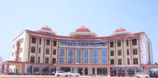 विश्वविद्यालय और रिंग रोड परियोजना की समीक्षा, मंडलायुक्त ने जताई सख्ती