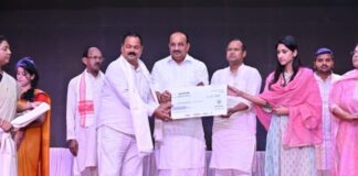 रायबरेली : मानदेय बढ़ने की खुशी में झूमे शिक्षामित्र, डमी चेक देकर किया गया सम्मानित