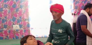 इकौना में किशोर पेड़ से गिरा, गंभीर घायल:अमरूद के पेड़ पर खेलते समय हादसा, जिला अस्पताल रेफर
