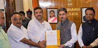 लोक भवन जाकर शुभेंदु ने पेश किया सरकार बनाने का दावा, राज्यपाल को सौंपा विधायकों का समर्थन पत्र