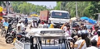 गैस न मिलने पर महिलाओं ने किया सड़क जाम:निचलौल में भारत गैस एजेंसी पर हंगामा, गैस के लिए सड़क पर उतरी महिलाएं