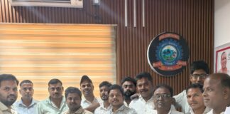महराजगंज के पनियरा मे सभासदों ने ईओ को सौंपा ज्ञापन:तीन वर्षों के विकास कार्यों और भुगतान का ब्योरा सार्वजनिक करने की मांग