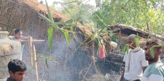 गिलौला में घर में आग, 40 हजार नकद जले:मोहम्मद रईस का सामान राख, बाउंड्री के लिए जोड़े थे पैसे
