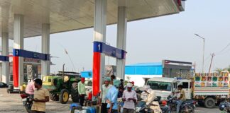 महराजगंज में पेट्रोल-डीजल की गंभीर किल्लत:40°C गर्मी में लोग घंटों लाइन में, पंपों पर ‘नो स्टॉक’