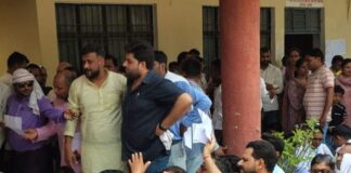 जनगणना ड्यूटी आवंटन में मनमानी का आरोप:शिक्षकों ने किया प्रदर्शन, बस्ती तहसील परिसर में इक्ट्ठा हुए; एसडीएम ने दिया जांच का आश्वासन