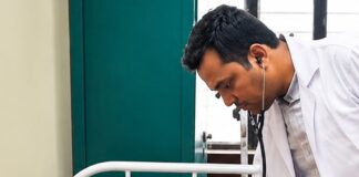 खेसरहा में पुरानी रंजिश में युवक पर हमला:दबंदों ने लाठी-डंडों से की पिटाई, गंभीर हालत में जिला अस्पताल रेफर