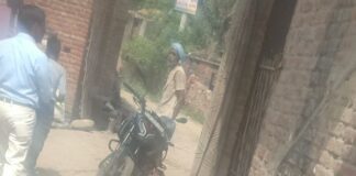 सड़क किनारे खुली नाली बह रही:खम्भारा में दुर्गंध, मच्छर और बच्चों के गिरने का खतरा