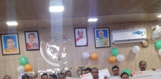 अनुदेशकों का मानदेय बढ़ा, सम्मान समारोह में मिले डेमो चेक:श्रावस्ती में जिप अध्यक्ष की मौजूदगी में 117 अनुदेशकों को किया गया सम्मानित