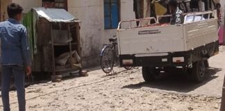 पिपरदेउरा में पोखरा आवास कॉलोनी की सड़कें बदहाल:गड्ढों से आवागमन मुश्किल, कार्रवाई न होने से लोग आक्रोशित