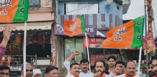 इटवा में बंगाल चुनाव परिणामों को लेकर जश्न:कार्यकर्ताओं ने पटाखे फोड़कर और मिठाई खिलाकर बधाई दी, खुशी का माहौल