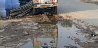 नासिरगंज में टूटी नाली से सड़क पर जलभराव:कीचड़ और दुर्गंध से ग्रामीणों की परेशान, बीमारियों का खतरा बढ़ा