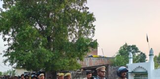 बकरा ईद से पहले छावनी पुलिस का फ्लैग मार्च:बस्ती एसपी के निर्देश पर संवेदनशील इलाकों का निरीक्षण