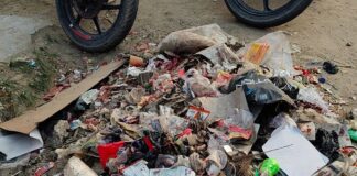 कटहरी खुर्द में नालियों का कचरा दुकानों के सामने:बदबू से दुकानदार और ग्रामीण परेशान; सफाई व्यवस्था पर सवाल