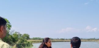 जमुनहा में मधवापुर घाट का डीएम ने किया निरीक्षण:कटान रोकने के लिए दिए सख्त निर्देश, कटान रोधी कार्यों का अनुमान