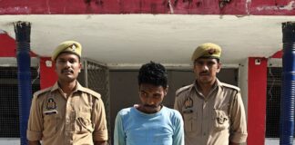 परिवारपुर में युवक हाईटेंशन बिजली टावर पर चढ़ा:घंटों की मशक्कत के बाद पुलिस ने उतारा, मानसिक रूप से अस्वस्थ बताया