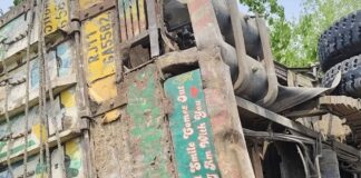 सिद्धार्थनगर में बेवां-उतरौला मार्ग पर धान लदा ट्रक पलटा:बोलेरो को बचाने के प्रयास में हुआ हादसा, चालक घायल