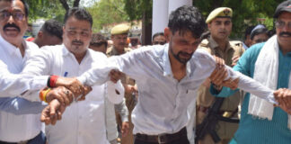 कलेक्ट्रेट परिसर में अधिवक्ता ने किया आत्मदाह का प्रयास, मचा हड़कंप